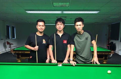 アカデミーにいるタイのプロ、ノッポン・センカム（左）と『F』（右）とともに　※画像提供：本人