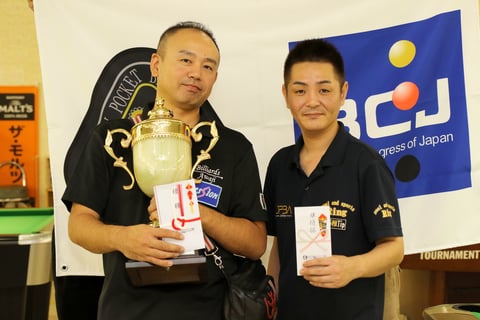 Yoshihiro Kitatani (left) won JPBA Grand Prix West stop #4