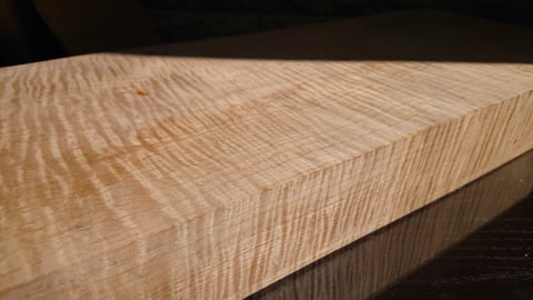 カーリーメイプル木材（Geez Cue工房にて）