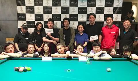 上位4チーム。優勝のアシベチームは前列右側