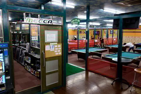 ショールーム メッカ（左）とハイランドビリヤードのメインフロア（右）