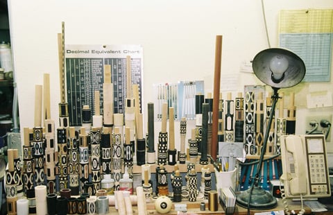 中央やや左側の壁面に「Decimal Equivalent Chart」というインチの分数と小数点以下の数値の換算早見表が貼られている、TAD(タッド)の工房。普段分数を使うからといって、さくっと暗算できるわけではないようだ