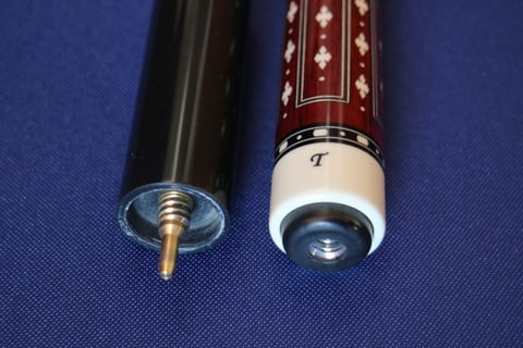 ねじ込みタイプのバンパーとエクステンションの例。このキューはJosh Treadway