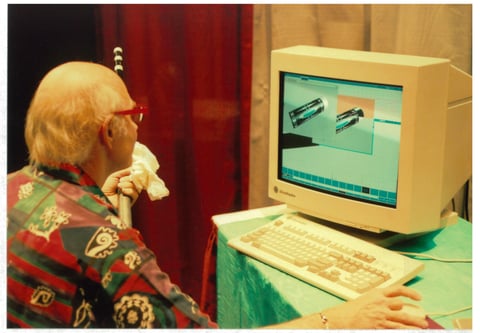 1995年の『スーパービリヤードエキスポ』(SBE)会場でCADを使ったデザインを説明するビル・ストラウド。これは「K」がビルと初めて会話した、ほぼまさにその瞬間だった。この画像は『ワールドビリヤードマガジン』(日本)40号の表紙に採用された