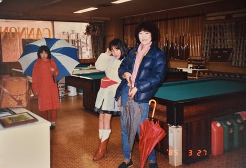 家族でお店（キャノン）にて。1985年。左端が肥田緒里恵（10歳）