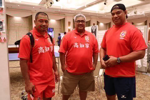 右端の帽子の方がラトゥ氏