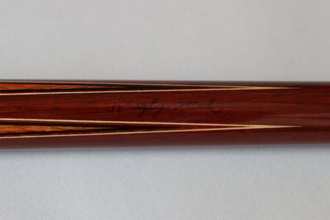 「Ω Ugly Stick」とサインがあるオメガ／dpk。ハギの高さがそろっていない、いわゆるB級品で、通常はサインがないところ、わざわざサインを入れてB級品であることを明示している