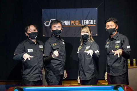 T'ism。左から、高橋邦彦、山本久司、小西さみあ、松田渉　©2021 JAPAN POOL LEAGUE