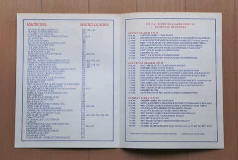 1993年『第1回』のプログラムの中面。朝10時開始でその日の試合の最終ラウンドのスタート時刻は午後11時という長丁場だったことがわかる。ブースの出展リストにはブラックボアやオメガ／DPKの名前も見える