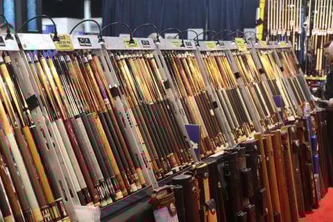 カスタムキューの品揃えでは他を圧倒する本数を誇る業者、オメガビリヤードのブース