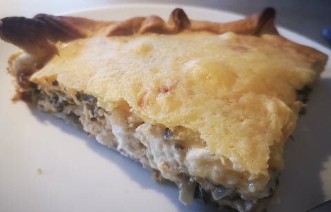 ein Stück Mürbeteig Quiche mit Käase überbacken