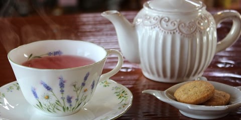 花とハーブの生産直売の宮子花園は、オリジナルブレンドのハーブティーを販売しています。お好きな量で量り売りも承ります。