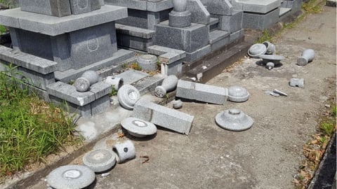 免震施工がなく倒壊してしまったお墓