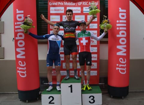 Podest Kategorie Elite: Shauchenka Siarhei (2.), Selenatti Nico (1.) und Lukas Flückiger (3.).