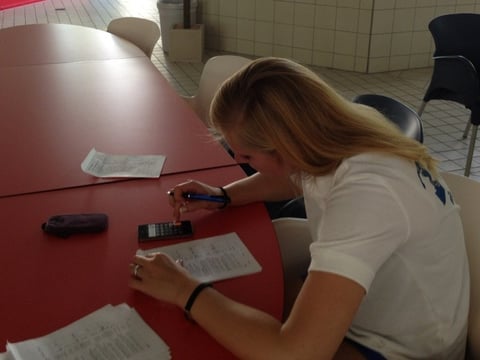 Trainerin Janine Müller bei der Testauswertung