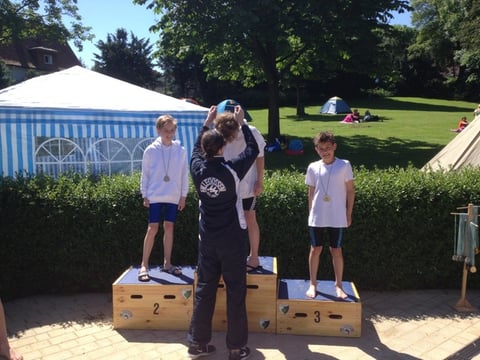 Philipp, Raphael und Marvin bei ihrem Dreifachsieg von vorne ...