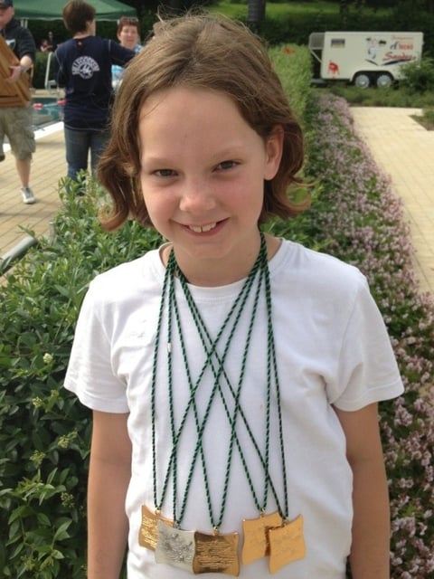 Janne kann die Medaillen kaum tragen