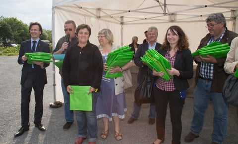 Remise des tabliers par les élus et le jury, Jardins ouvriers  de la « Porte de Lille », Calais par Denis Paillard