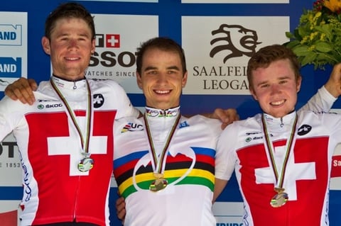 Das WM-Podium mit Lukas und Matthias Flückiger.
