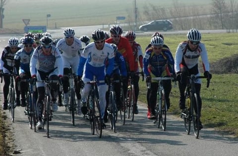 Das Feld der Elite/Amateure kurz vor dem Ziel