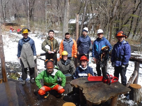 どんぐりの森は一面雪模様でしたが、次第に青空が広がってきました。今日も安全作業で頑張りましょう！