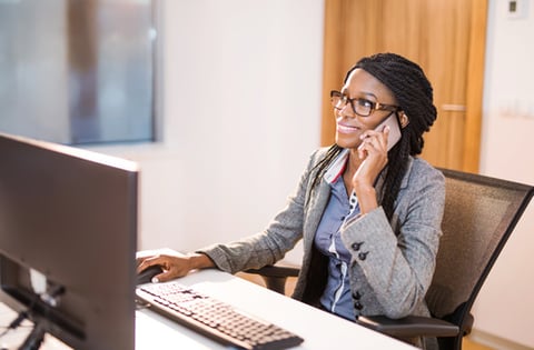 une créatrice de startup souriante au téléphone