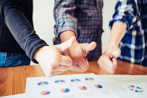 les pouces en l-air de participants a l-atelier heureux et satisfaits