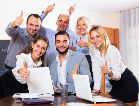 une équipe marketing et communication heureuse et satisfaite