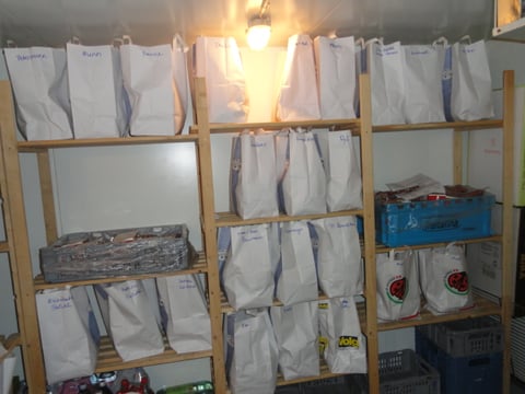 In praktischen Tragtaschen bereiten wir alle Aufträge vor