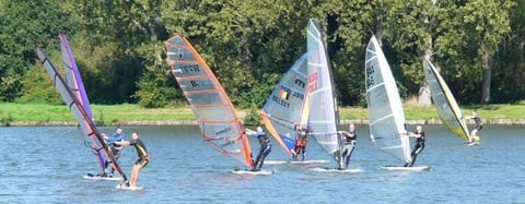Sfeerbeeld tijdens een windsurfwedstrijd.