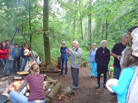 Abschluss des Vogelstimmen-Morgens am Lagerfeuer der Wurzelnäscht-Spiegruppe.