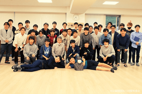 白山寮新寮生の集合写真