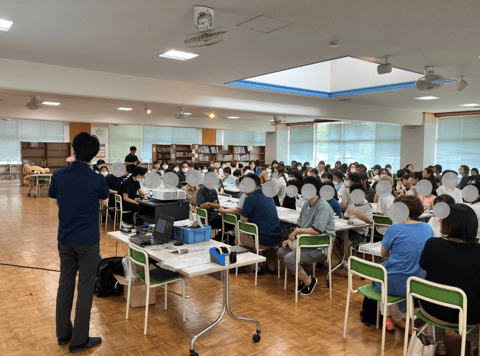 約200名が集まり、熱心に話に耳を傾ける様子