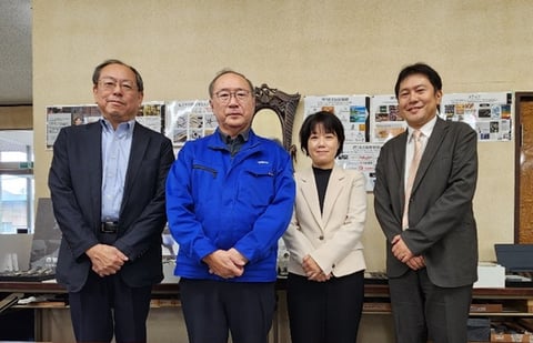 左から、中庭氏、捧 吉右衛門(燕物産株式会社 代表取締役社長)、野坂氏、新西氏