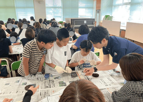 ものづくりの魅力に触れ、楽しそうに取り組む様子