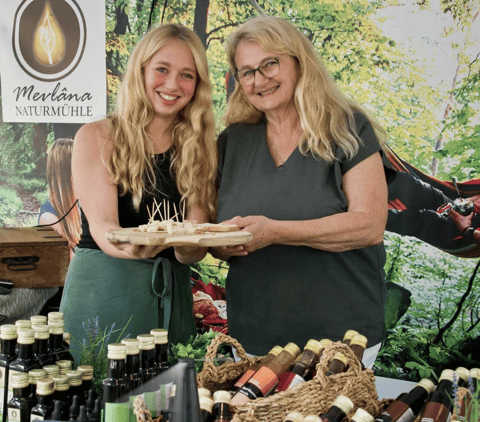 Ann‑Kathrin Koch und Olga Koch der Naturmühle auf einem Marktstand
