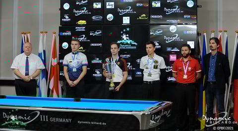 男子9ボールの表彰。左2のペリファノビッチ(準優勝)はまさかのゲームボールミスだった(下に動画あり) ©EPBF 2021