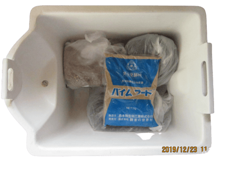 ３種の基材を入れた後、水で湿らせ、分解が悪い場合、促進剤を入れます。