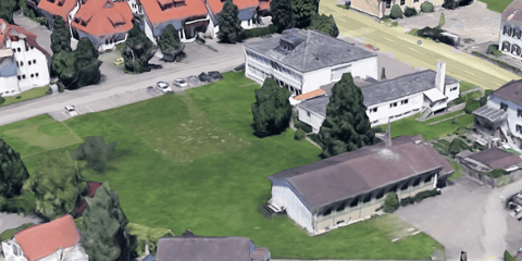 Die Wiese hinter dem Gemeindehaus bietet ausreichend Platz für einen Temporärbau für 30 Personen. Bild: GoogleEarth