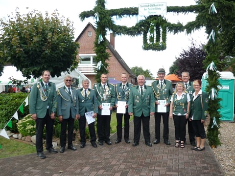 Die geehrten Schützenbrüder des Schützenvereins Klint (mit Urkunden) eingerahmt von Mitgliedern des Kreisvorstandes und der Vorsitzenden des Schützenvereins. Foto J.Tiedemann