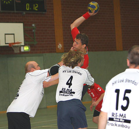 Frank Ziekau und Oliver Klein versuchen, Sascha Bernert am Wurf zu hindern