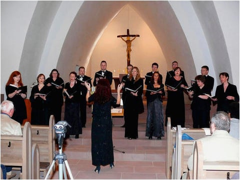 In der von Architekt Dominikus Böhm geprägten Bonifatius-Kirche im Karlsteiner Ortsteil Großwelzheim sang der Johannes-Brahms-Chor unter der Leitung von Petra Weiß-Lorenz am späten Sonntagnachmittag Werke von Dominikus Böhm.