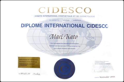 1998年シデスコ認定国際エステティシャンを取得