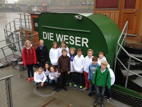 Die Gruppe vor dem Schiff