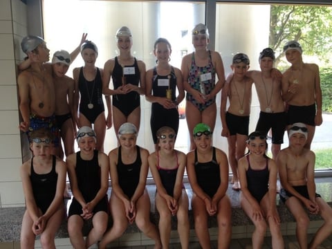 Das komplette Team vor dem Training mit den Pokalen des letzten Trimestertestes