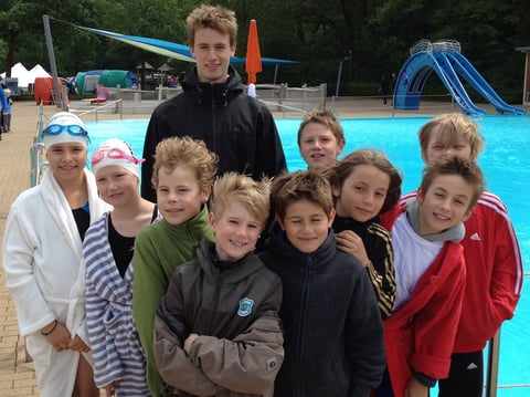 Die Gruppe im Senner Waldbad vor dem Start mit Trainer Leif Sommer