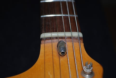 Jetzt wird erst einmal gestimmt und der Halsstab eingestellt. Am nächsten Tag wird optimiert und auf dem Neckjigg abgerichtet.