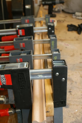 Das Ganze bleibt für einige Zeit eingespannt bevor weiter gearbeitet werden kann.