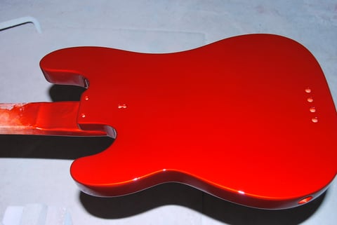 Nach dem der Lack getrocknet ist, kommt noch eine Schicht Klarlack über das Candy Apple Red.