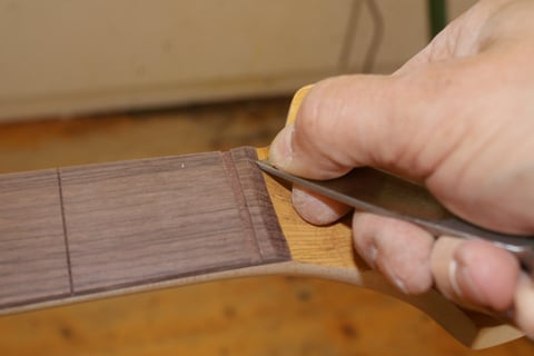 ... und der Übergang vom Griffbrett zur Kopfplatte angepasst.